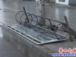 營(yíng)口防“梅花”：街邊臥式移動(dòng)廣告牌全部放倒壓上石條