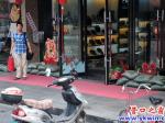 “梅花”過后 沙袋擋道