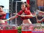 紅衣美女擂鼓助威 洲盛國際乘風(fēng)破浪