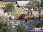 幾十名環衛人驚現西部一路口