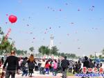 “國寶壹號”空中撒錢 數百群眾蜂搶