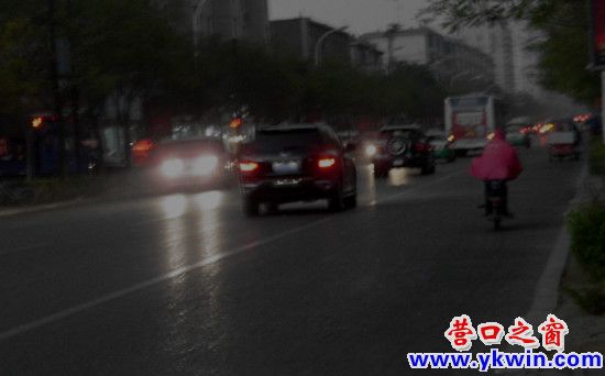 9日營口突降大雨 白晝如黑夜