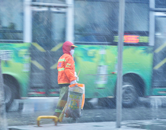 “遇雪”奮戰！冰雪中的橙色身影