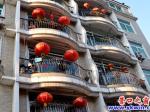十五臨近，誠泰小區(qū)戶戶掛紅燈