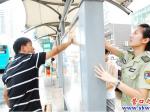 鲅魚圈交通局為民擦洗公交站亭