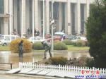 風雨中接送子女   舐犢情深令人感動