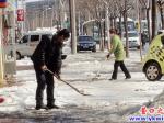 營口群眾積極參與掃雪