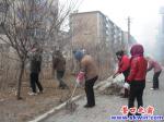站前春光社區“清理花壇垃圾 還花壇一份潔凈”