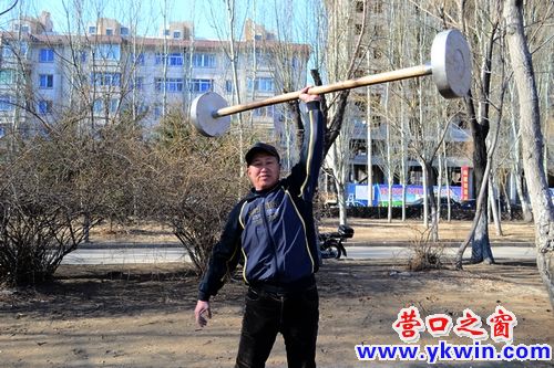 公園中用杠鈴鍛煉身體的人們