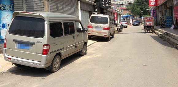 轎車逆向停放 做法不可取