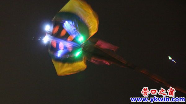 平安廣場夜空發光風箏好有特色
