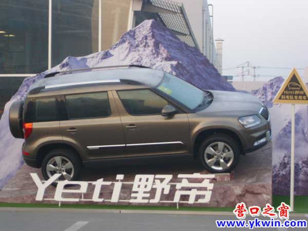 真汽車在假雪山上亮相