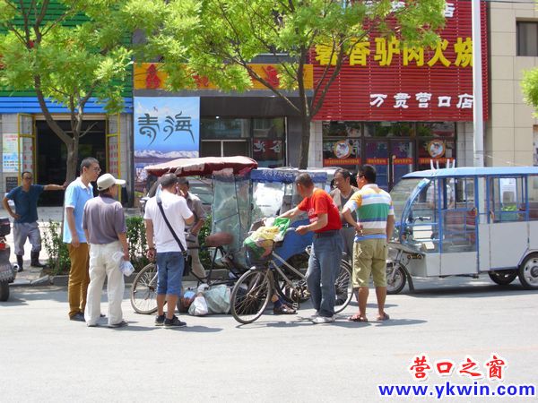 三輪撞三輪 老漢掉地上