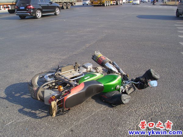 摩托車倒在上班路上