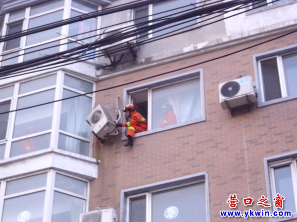 空調外機搖搖欲墜 消防隊員緊急拆卸
