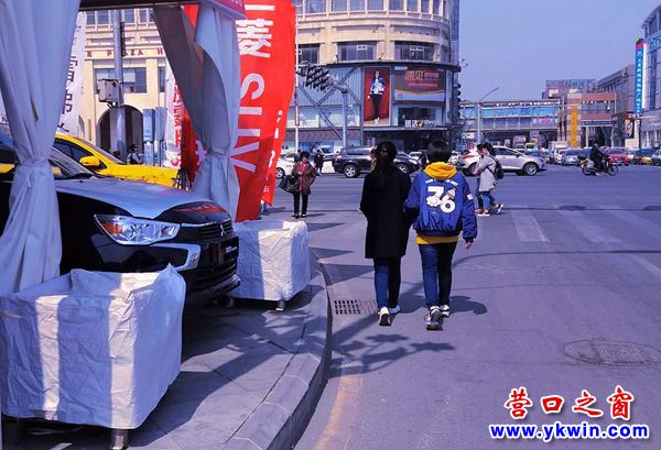 萬達門前辦車展  霸占整條人行道