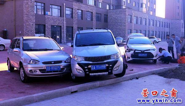 疑把油門當(dāng)剎車  沖向路邊三連撞