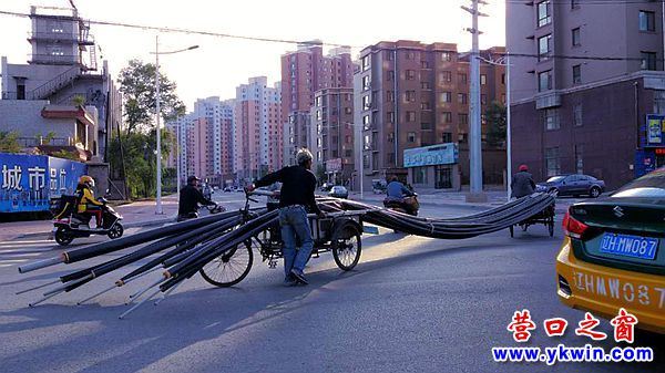 厲害了！兩臺三輪車運送12米管材