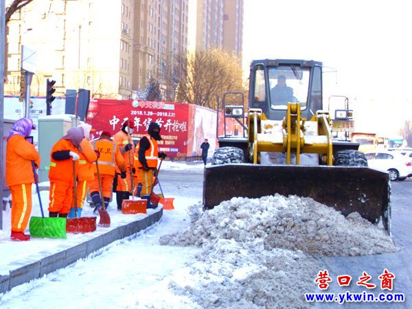 環衛職工在營口市渤海大街加油干