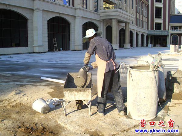營口市街頭：烈日下，建筑工人照樣施工
