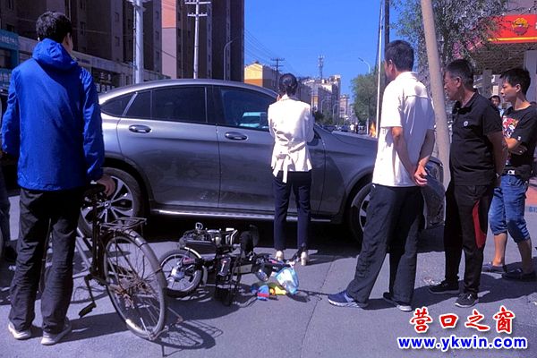 交通事故！電動車撞上小轎車