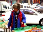 他從黑龍江來，戴著狗皮帽子
