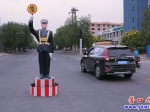 營(yíng)口：仿真警察成道路風(fēng)景