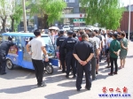 營口市交警特警聯袂截獲兩輛燃油三輪車