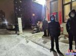 風(fēng)雪夜，營(yíng)口老邊區(qū)這些人還在外面站著