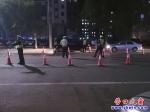 營(yíng)口：交警夜晚查酒駕  兩名“醉駕”撞槍口