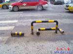 提示：街中鐵管脫離 擋車暫時落空