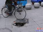 警惕！大潤發門前井蓋缺失 請過往行人及時躲避