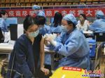 大石橋市民冒雨打疫苗，醫(yī)護(hù)人員戰(zhàn)斗到深夜
