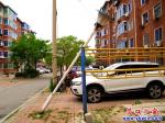 營(yíng)口燃?xì)夥止緰|小馬路邊路燈傾倒井蓋塌陷