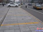 營口：街頭盲道被占據 盲道成了“斷頭路”