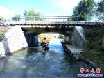 營口市：鐵道涵洞上跑火車下能劃船