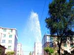 營口市一條小馬路邊突噴十米水柱
