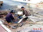 營口市：小馬路突噴水柱 軋道機承擔責任
