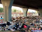 營口市立交橋下一大片垃圾為創城添亂