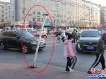 新興大街：路牌掉頭彎腰 主人快來救我！