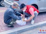 西市場社區：暖心！警車護送老人回家