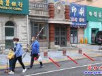 遼河大街：人行道私設地樁埋隱患