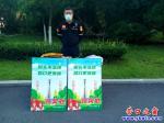 “撿煙頭 有獎勵”乍現營口市街頭