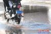 營口：路面積水 市民謹慎2