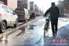 營口：路面積水 市民謹慎5